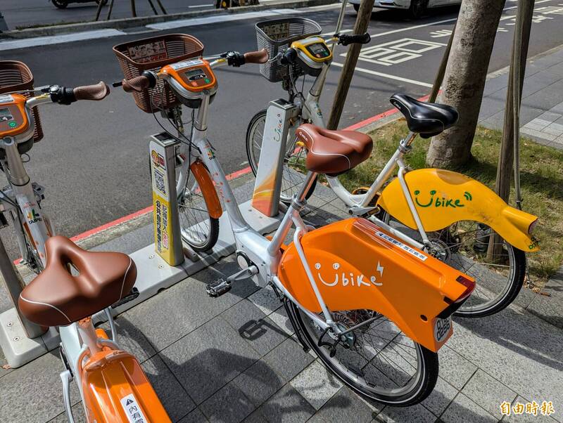 YouBike 2.0E電輔車為白橘配色，與YouBike 2.0共用停車柱，依不同使用者狀況，滿電時平路最多可騎乘80到100公里。（記者林承鴻攝）