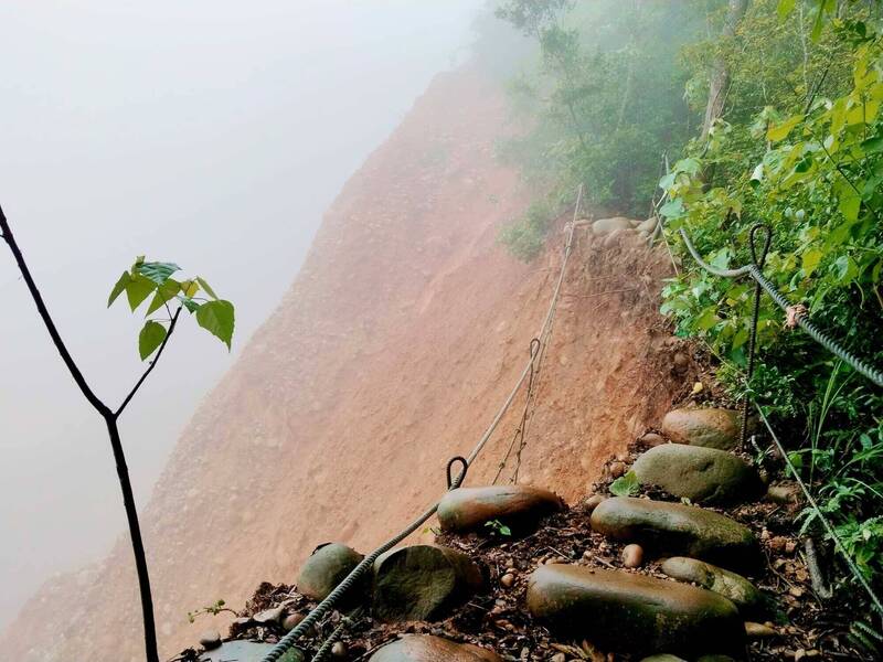 火炎山登山步道1.7K處外側通道崩塌情形。（擷取自臉書社團「肉腳登山隊」）