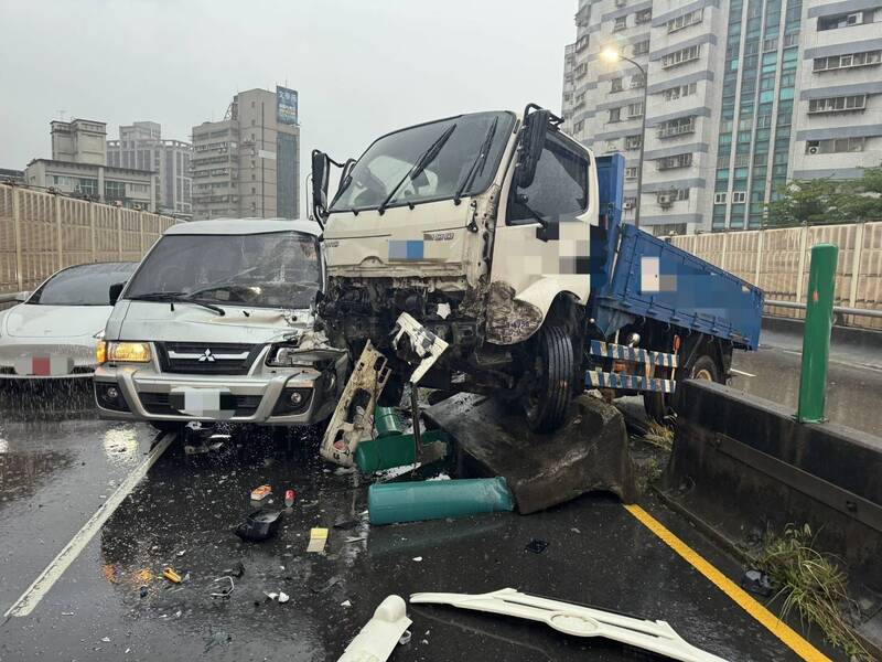 小貨車和廂型車車頭都嚴重受損。（記者劉慶侯翻攝）