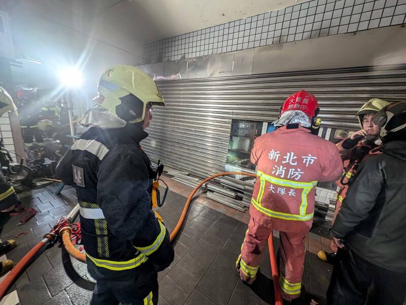 消防隊員破門進入店內救援，但仍有5隻寵物身亡。（記者吳昇儒翻攝）