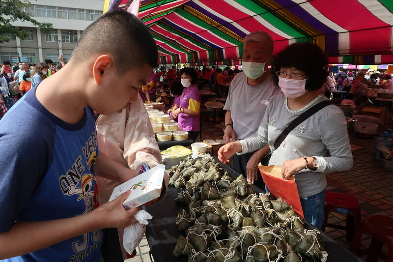 北高雄家扶中心受扶助家庭親子參加歲末寒冬暖流慈幼大會，開心享用園遊會美食。（北高雄家扶中心提供）