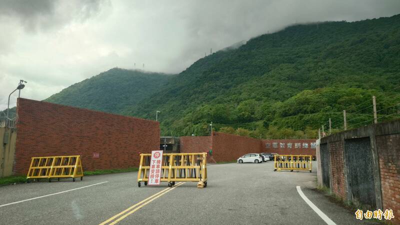 佳山基地有13名官兵疑似昨天吃了午餐後引發食物中毒症狀，今天凌晨陸續送醫。（記者游太郎攝）