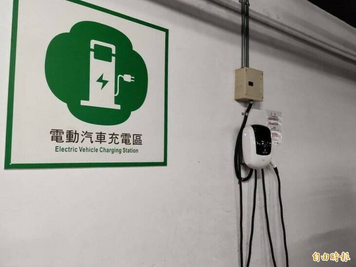 桃園市持續擴建公有停車場電動車位,年底充電樁將達854樁、占停車場席位數4.4%。(記者鄭淑婷攝) 桃園市持續擴建公有停車場電動車位,年底充電樁將達854樁、占停車場席位數4.4%。(記者鄭淑婷攝)