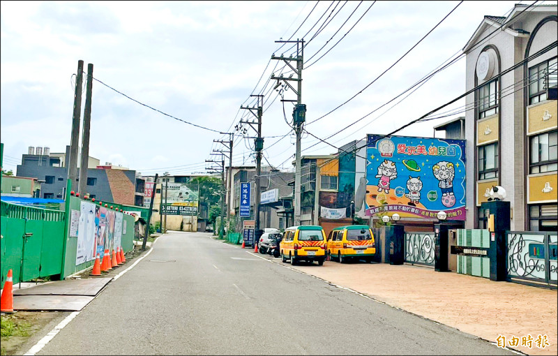 桃園市中壢區後興路一段正大興土木籌設加油站，引發對面幼兒園（右）園方與家長反彈。 （記者李容萍攝）