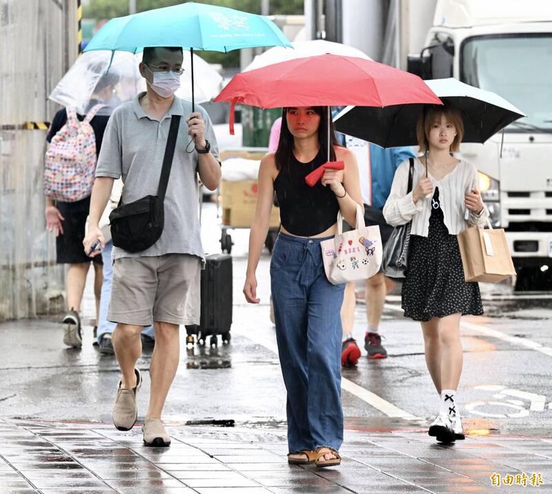 中央氣象署表示，今天上午台灣本島雨勢稍緩；午後各地仍有局部短暫雷陣雨。（本報資料照）