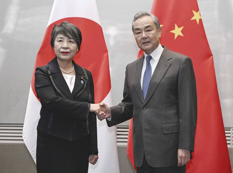 中國外長王毅週一（右）與日本外長上川陽子（左）會面時，要求日本冷靜理性看待學童遇刺「個案」，「避免政治化和擴大化」。（美聯社資料照）