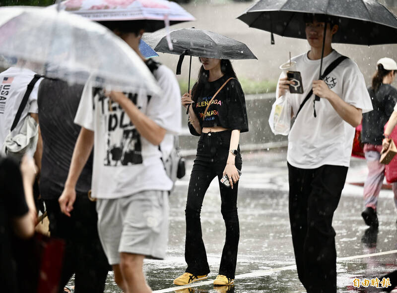 週三（25日）鋒面通過，中部以北、東半部地區有局部短暫陣雨或雷雨。（資料照）