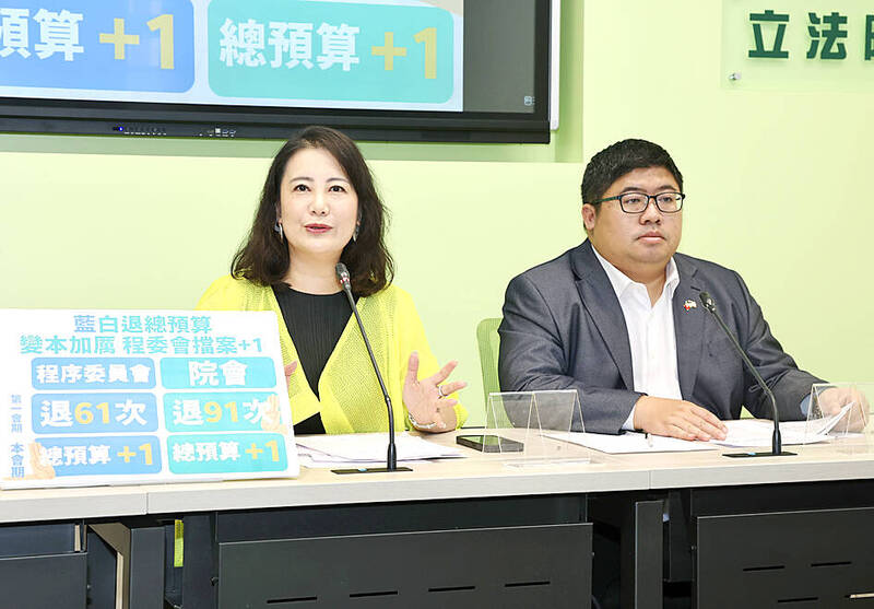 
Democratic Progressive Party caucus chief executive Rosalia Wu, left, and secretary-general Tsai Yi-yu hold a news conference at the legislature in Taipei yesterday.
Photo: CNA