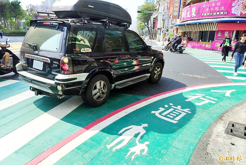 
A car drives next to a pedestrian walkway in Kaohsiung on Aug. 10.
Photo: Huang Liang-chieh, Taipei Times