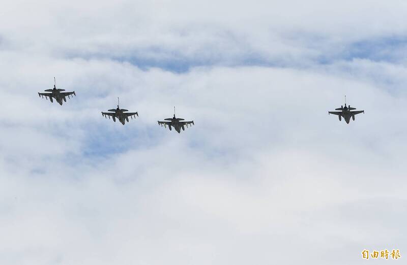 空軍出動4架F-16V戰機，拍片秀肌肉及祝賀國慶。（記者游太郎攝）