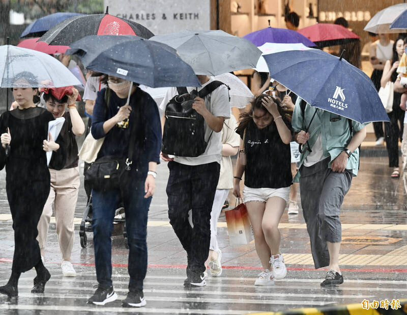 今日台灣各地天氣較為不穩定，中部以北、東半部地區及澎湖、金門、馬祖有局部短暫陣雨或雷雨，東半部地區有局部大雨，基隆北海岸可能出現較大雨勢。（資料照）