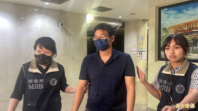 農業部去年專案進口雞蛋案被監察院提出糾正，台北地檢署昨指揮台北市調處機動站執行搜索、約談。檢方今（25）日清晨依圖利罪嫌，諭令時任畜產會專員吳俊達（圖中）50萬元交保。（記者陳彩玲攝）
