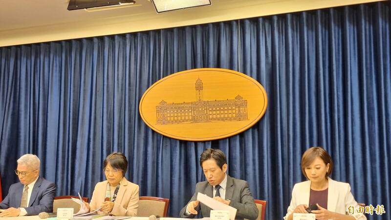 「全社會防衛韌性委員會」今日召開首次會議，總統府發言人郭雅惠、總統府副秘書長張惇涵、內政部長劉世芳及國安會副秘書長徐斯儉主持會後記者會。 （記者吳哲宇攝）