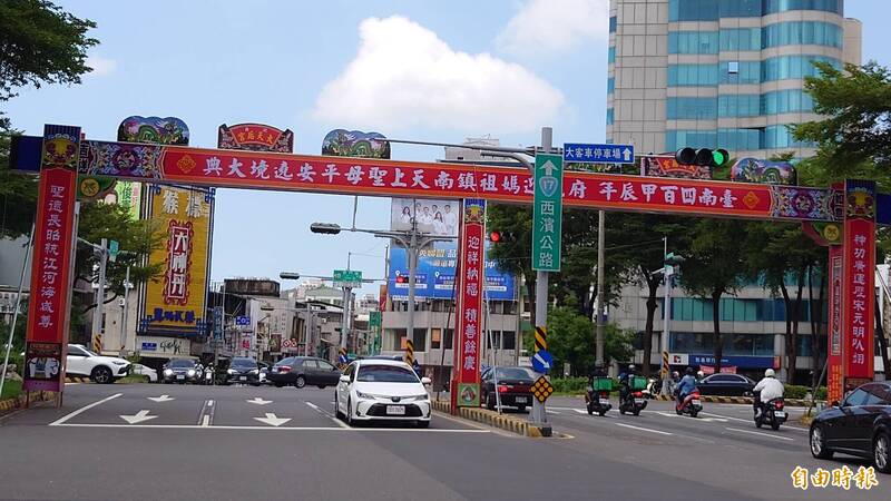 府城迎媽祖明日起連續2天登場，預計人潮車潮湧入。（記者洪瑞琴攝）