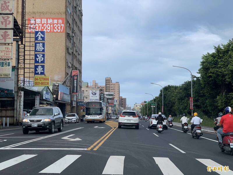 彰化市中山路3段有4處路口改為「偏心式左轉車道」，獲得開車族好評。（記者湯世名攝）