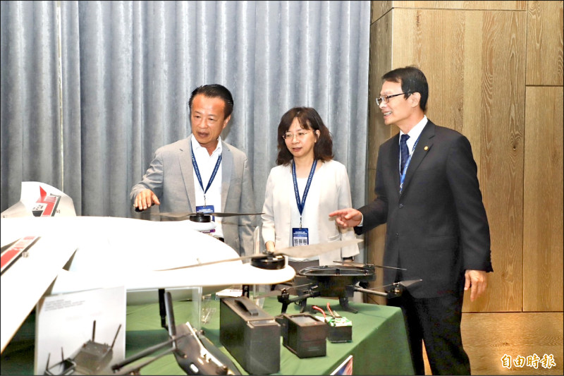 嘉義縣長翁章梁（左起）與民航局長何淑萍、副局長林俊良聽取空中交通載具介紹。（記者蔡宗勳攝）
