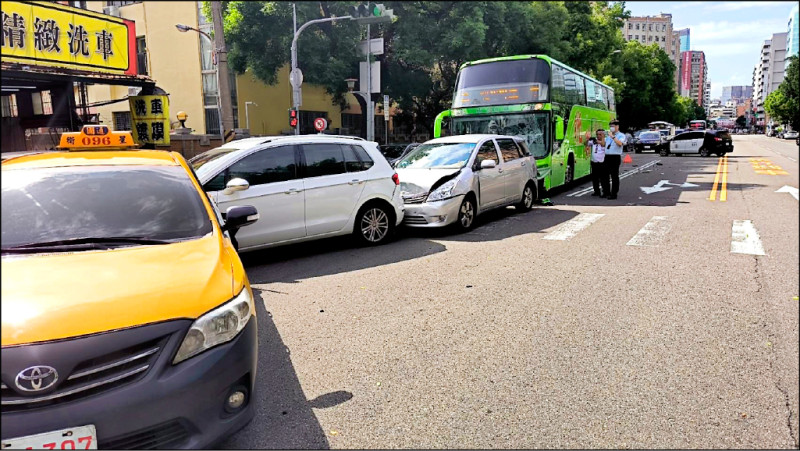 大客車司機追撞自小客車，造成四車毀損，年近九十歲老翁輕傷。
（記者張瑞楨翻攝）