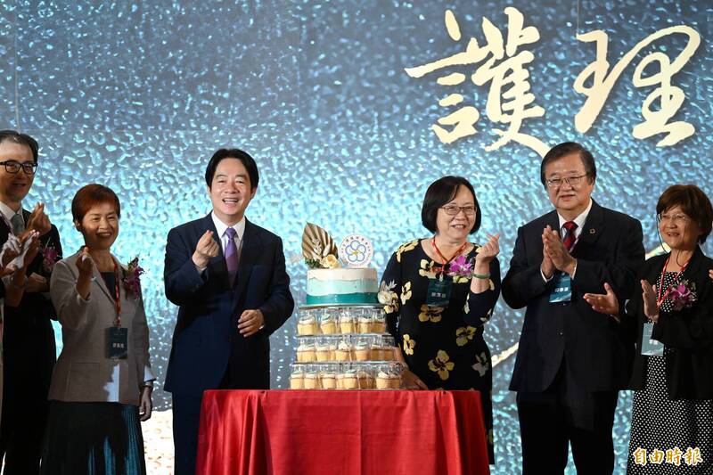 台灣護理學會110周年慶祝大會，總統賴清德（左3）、衛福部長邱泰源（右2）、台灣護理學會理事長廖美南（左2）以及前理事長們一起為台灣護理學會110周年慶生。（記者陳逸寬攝）