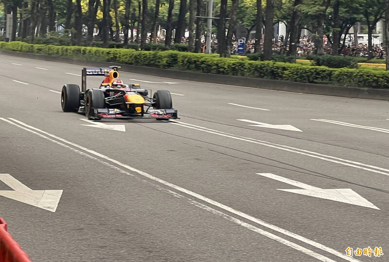 F1賽車展演今天在台中市市政路封街登場，由現役賽車手角田裕毅駕駛2012世界冠軍賽車RB8大秀甩尾、直線加速、及「燒胎」。（記者廖耀東攝）