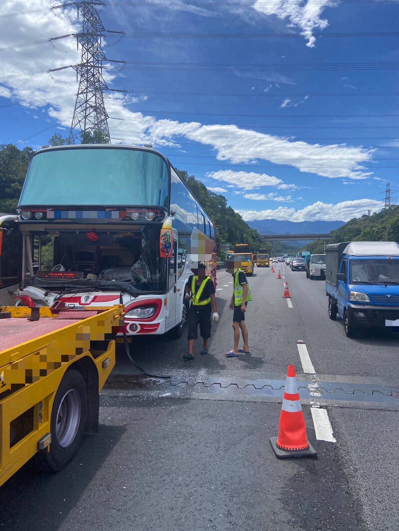 國道3號北向74公里龍潭路段遊覽車追撞2轎車事故，42名乘客緊急轉搭遊覽車北上。（記者李容萍翻攝）