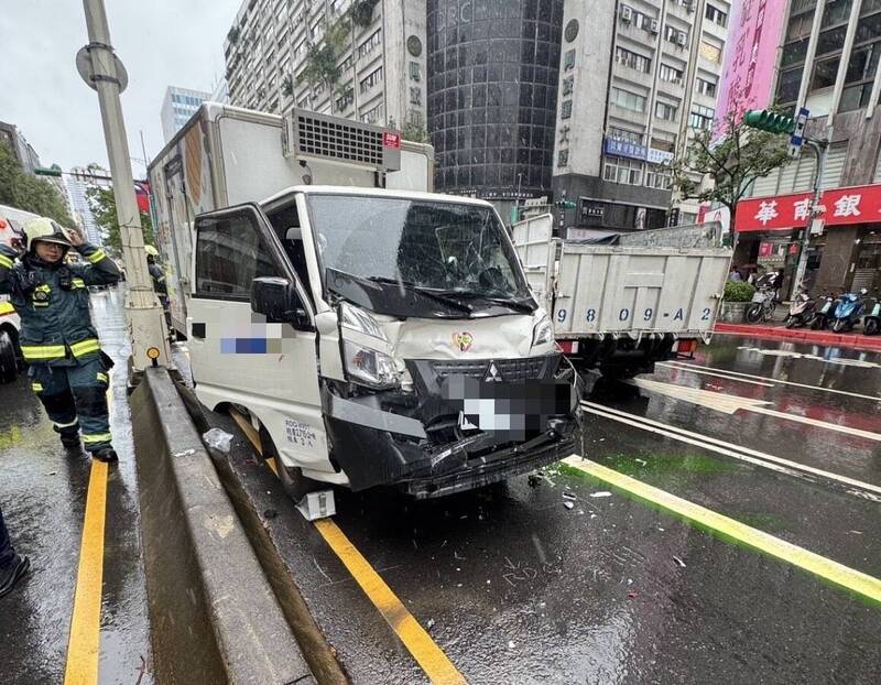 張男駕駛小貨車疑因恍神追撞前車後，再失控衝到對向車道撞上2車。（記者陸運鋒翻攝）