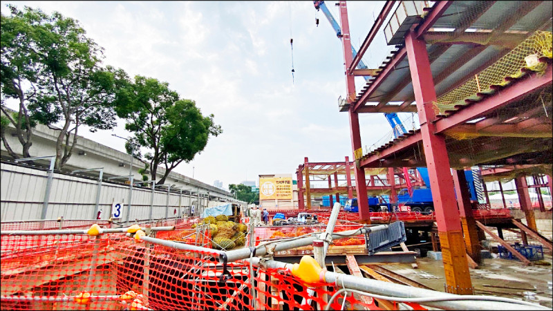 桃市府再強化捷運高鐵週邊工地管理機制，以防範異物掉落軌道事件發生。（桃園建管處提供）