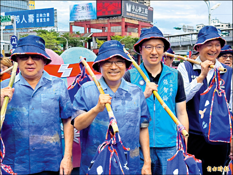 新北市長侯友宜（左二）出席新北客家義民文化祭，與踩街團隊共同挑擔進場。（記者羅國嘉攝）