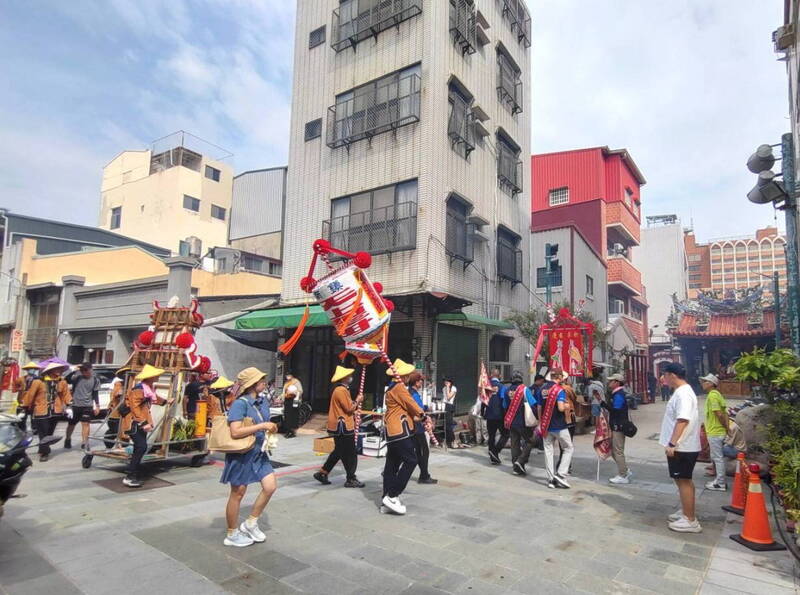 祀典大天后宮6年一度的遶境活動，吸引數千信徒與民眾參與。（圖由南市府提供）