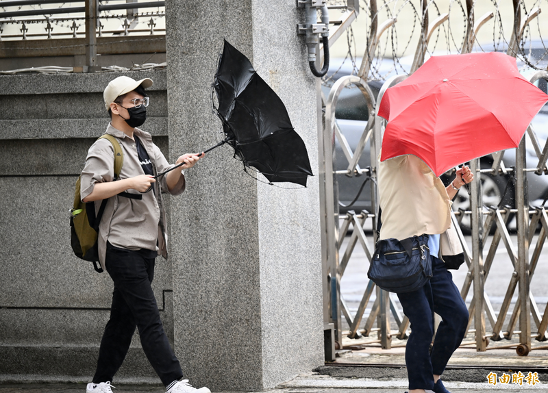 山陀兒來勢洶洶，不少地區週一明顯感受到強風。（記者羅沛德攝）