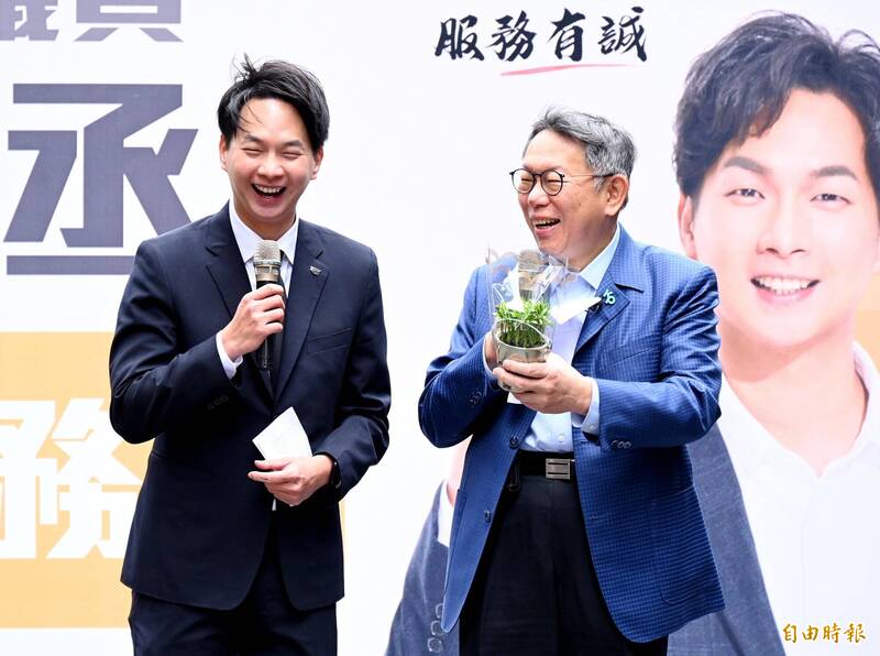 台北市議會京華城容積違失調查小組報告今出爐，民眾黨議員陳宥丞（左）提出不同意見書；右為民眾黨主席、前台北市長柯文哲。（資料照，記者朱沛雄攝）