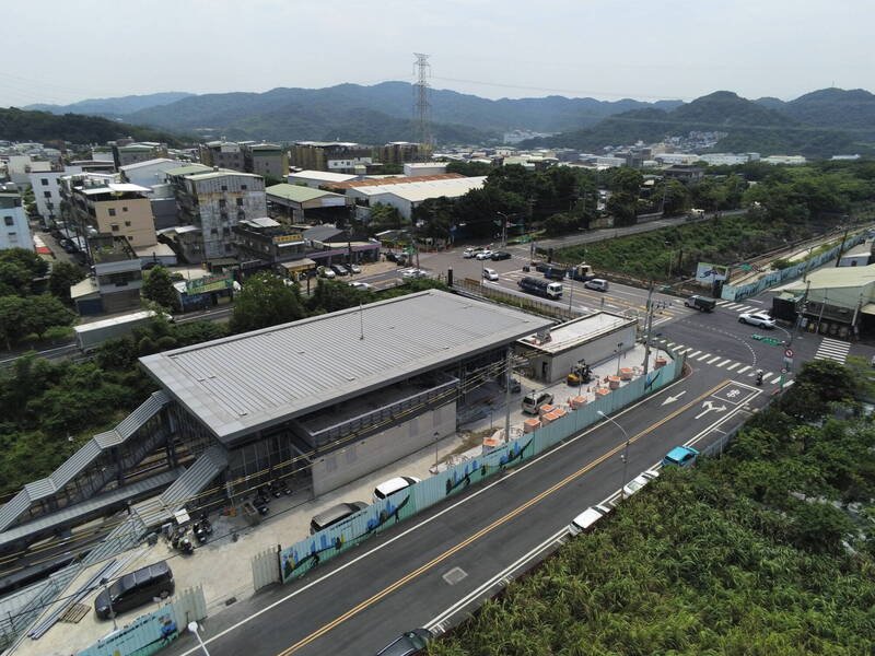 台鐵鳳鳴站預計今年11月完工啟用，新北市府與台鐵攜手打造車站周邊聯外交通系統，也將建置行人友善的相關設施。（新北市交通局提供）