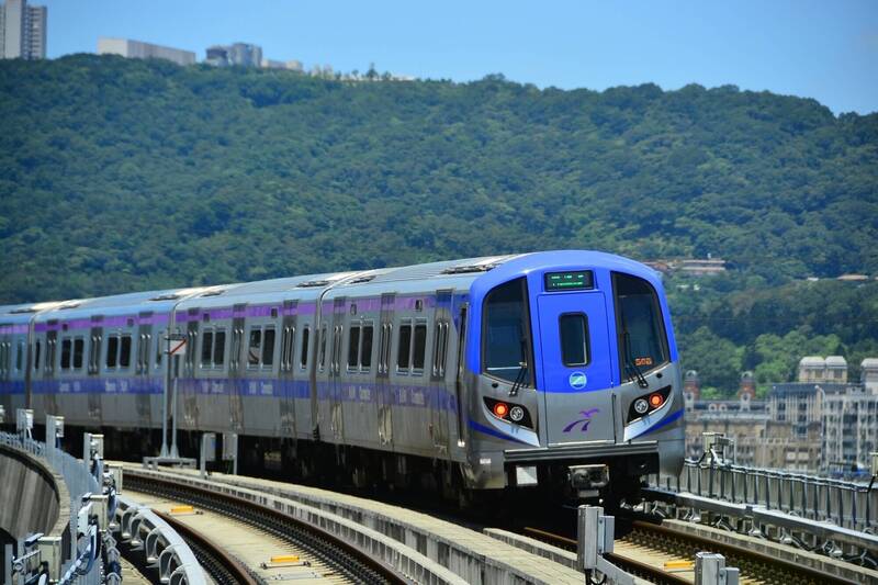 桃園機場捷運2日將取消直達車與通勤加班車次。（資料照，桃捷公司提供）