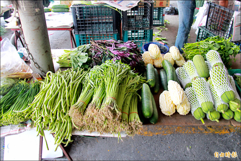 山陀兒颱風進逼，彰化縣溪湖果菜市場蔬菜也悄悄上漲，其中葉菜類漲幅約1成。（記者陳冠備攝）