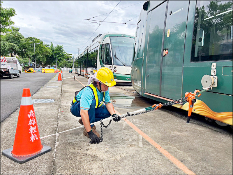 保護輕軌行駛安全，昨持續防颱加固作業。（捷運局提供）