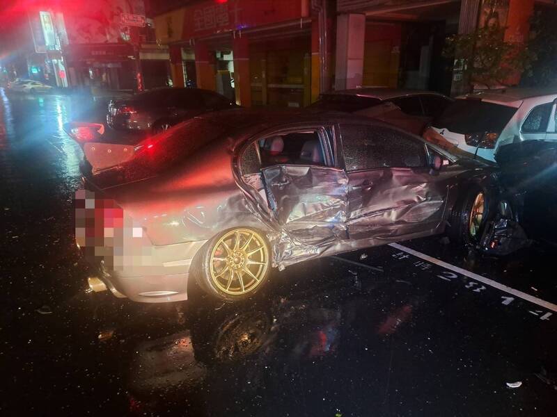 銀色轎車在青年一路上違規從內側車道右轉，遭後車撞擊右側車身，車門嚴重凹陷，並波及路旁2輛汽車。（民眾提供）