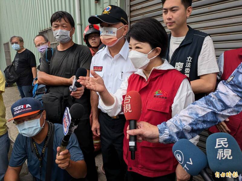 針對台中市風雨甚小，中市政府卻宣布停止上班上課，台中市長盧秀燕強調，「不要怪氣象署，因為颱風難以預測」。（記者張瑞楨攝）