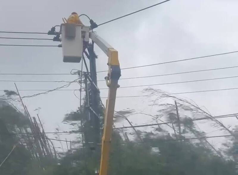 台電搶修小琉球停電。（民眾提供）