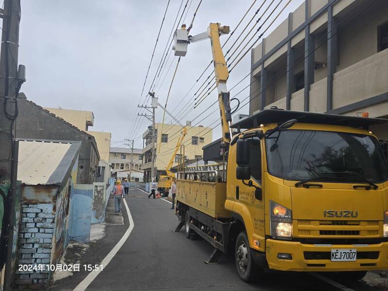 山陀兒颱風造成彰化縣沿海鄉鎮停電，台電接獲報通，馬上派員搶修。（台電彰化營業處提供）