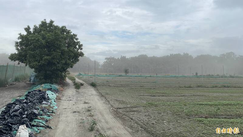 山陀兒颱風雲林還沒下雨，但風勢有增加情況，濁水溪裸露地細沙被刮起，空氣中「霧茫茫」。（記者黃淑莉攝）