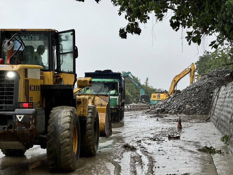 蘇花公路台9線崇德段今天早上6點土石流，公路局原訂下午3點搶通，在公路局人員冒雨搶修之下，提前兩小時完成，今天下午1點、3點及5點整點放行。（圖由公路局提供）