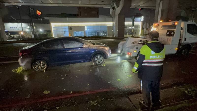 警方協助路上拋錨車拖吊移置作業。（民眾提供）