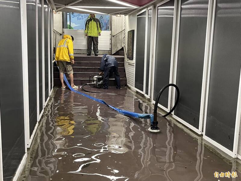 基隆愛三路人行地下道積水及膝，工務處調小型抽水機抽水。（記者盧賢秀攝）