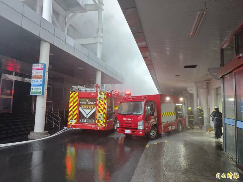 屏東東港安泰醫院大火，警消趕往搶救。（記者陳彥廷攝）