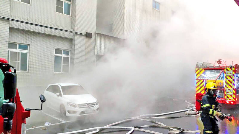 A firefighter works at a blaze at Antai Tian-Sheng Memorial Hospital in Pingtung County’s Donggang Township yesterday.
Photo courtesy of the Pingtung County Government via CNA