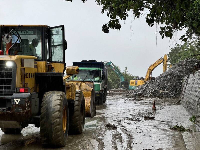 蘇花公路台9線崇德段搶修畫面。花蓮縣秀林鄉和平村、大天祥地區10/4放假。（公路局提供）