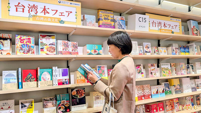 Japanese Representative Takako Suzuki visits the Taiwan Book Fair in Tokyo yesterday.
Photo: Lin Tsuei-yi, Taipei Times