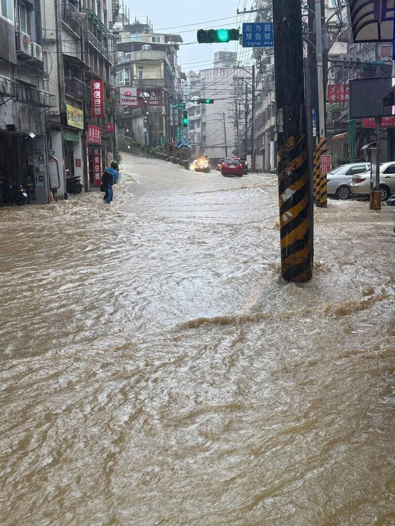 今天上午大雨，基隆市部分道路汪洋一片。（記者林嘉東翻攝）