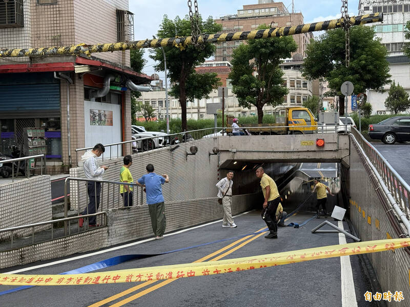 地下道積水封閉，進行抽水作業。（記者王峻祺攝）