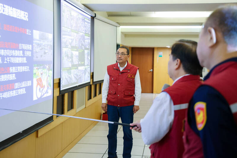 颱風「山陀兒」已減弱為熱帶性低氣壓，新北市今（4）日正常上班上課，市長侯友宜前往交控中心關心市轄道路尖峰交通狀況。（新北市新聞局提供）