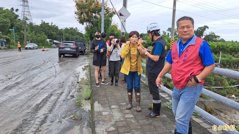 台東縣知本溫泉千歲橋氾濫，卑南鄉長郭宗益、台東市長陳銘風及縣長饒慶鈴（右起）今早到場勘查。（記者黃明堂攝）